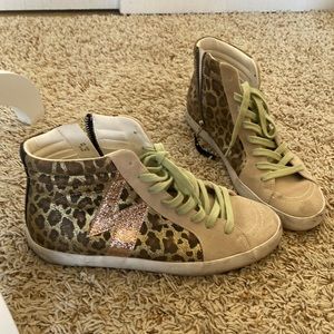 Sneakers with lightening bolt in foil pink and leopard print. Unique AF!